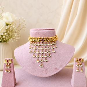 Maroon A D Kundan And Golden Moti Marathi Necklace